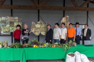 News conference posing with site maps