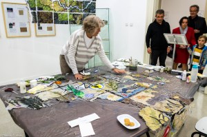 JANE PAINTING & PEOPLE LOOKING IN_MG_0469