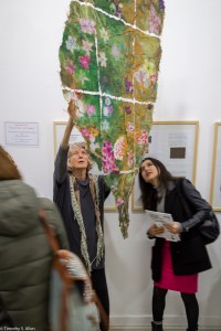 JANE & STUDENT LOOK AT TAIWAN MAP CLOSE_MG_9574