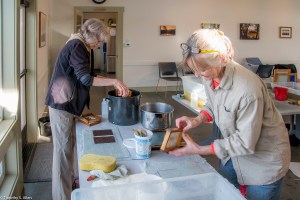 making-paper-samples-with-elderberry-and-willow-in-cooking-pots-img_8108