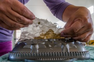 taking-handmade-paper-off-kitchenware-mould-img_8095